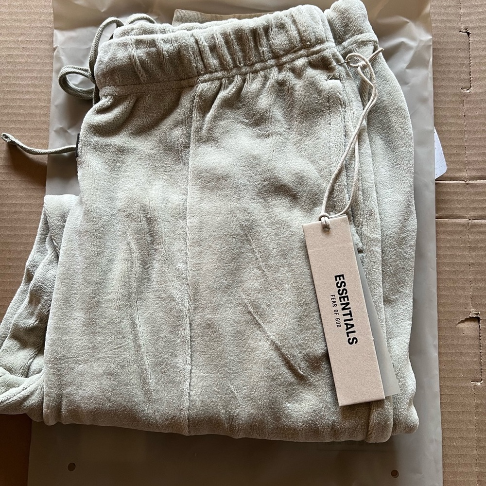 Essential velour sweatpants